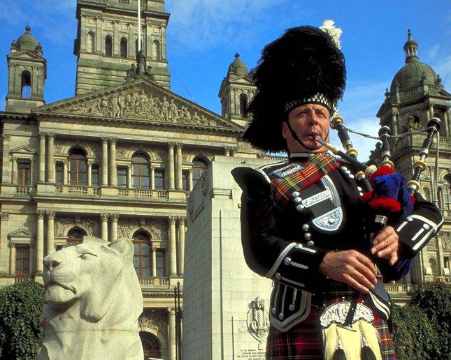 Discover the Beauty of Scotland Piper with bagpipes. Travel Escapes Escorted Tours 