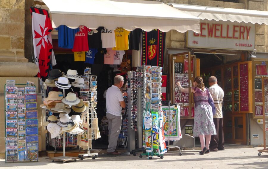 Malta & Gozo Guided tour. Image of shoppers looking at souvenirs